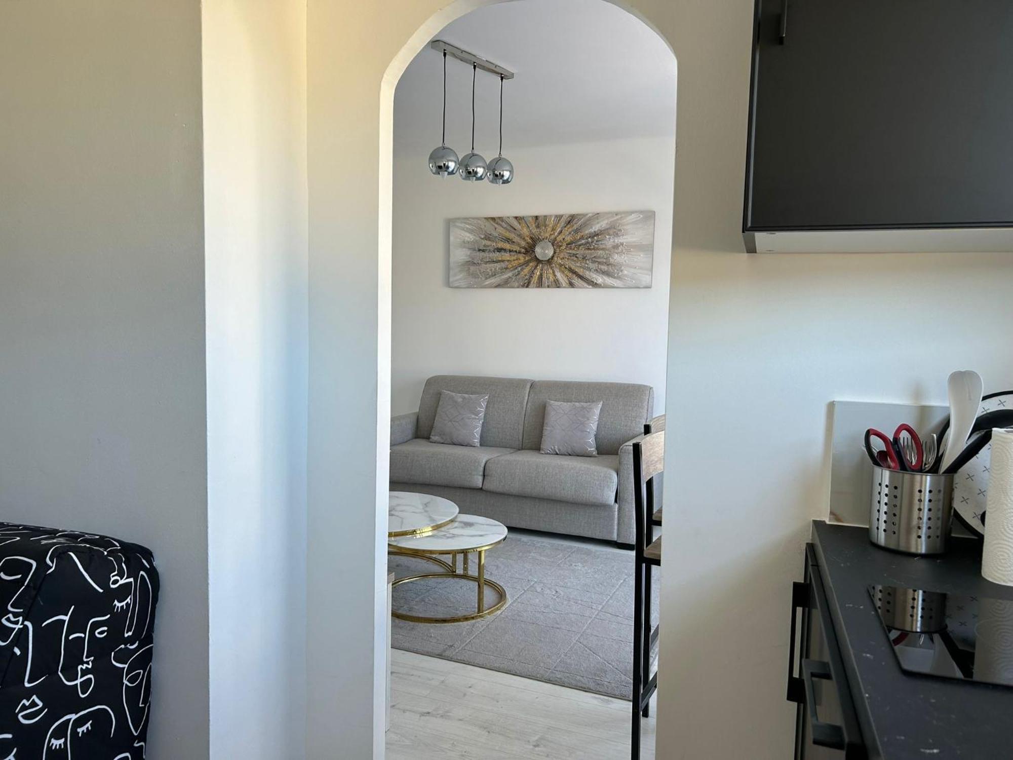 Marble Elegancy In Center Apartment